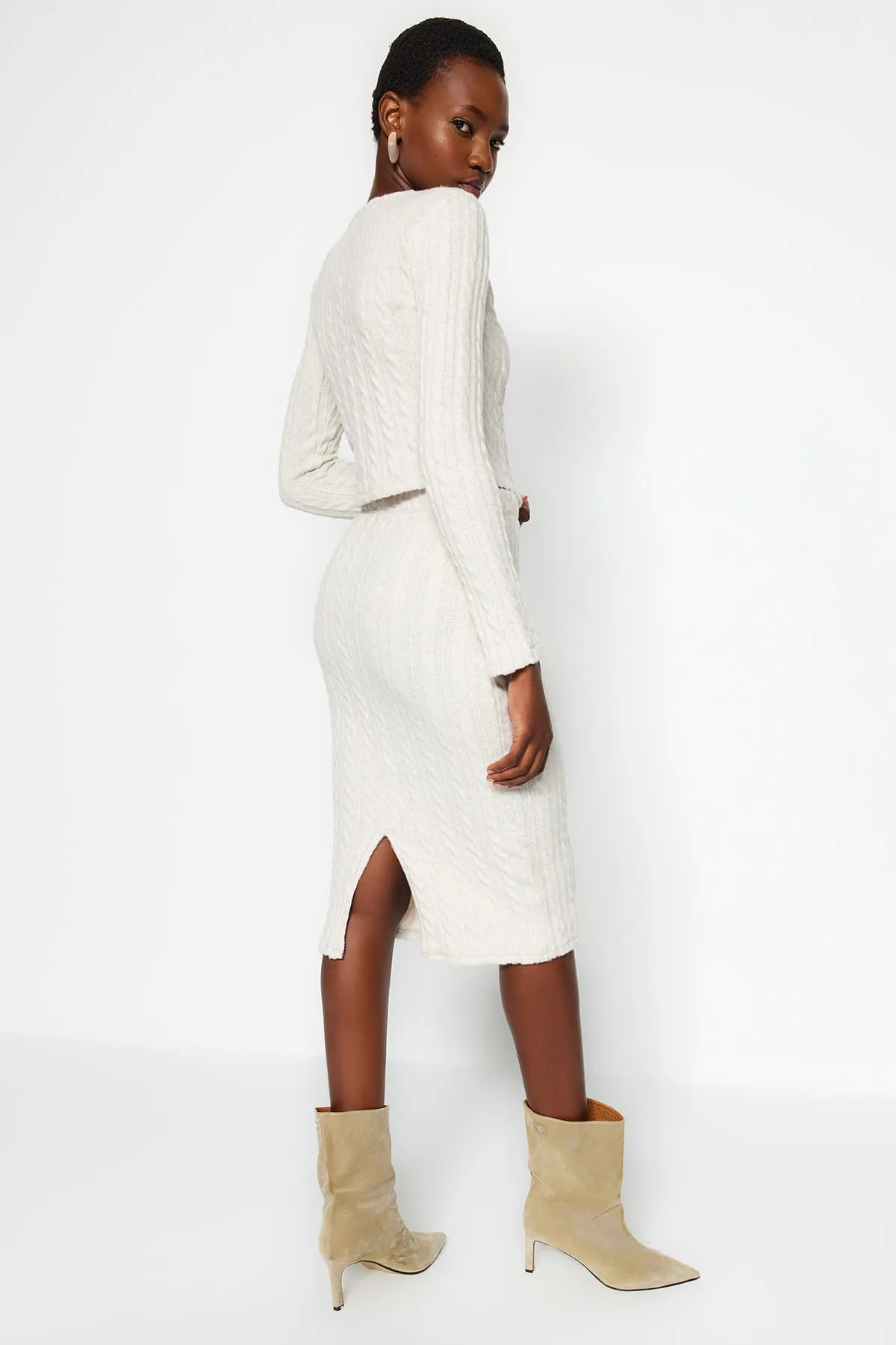 Trendyol Collection  Zweiteiliges Strickset mit V-Ausschnitt, Crop-Top und Midi-Cardigan mit Knopfleiste und Rock aus Stein TWOAW24AU00108
