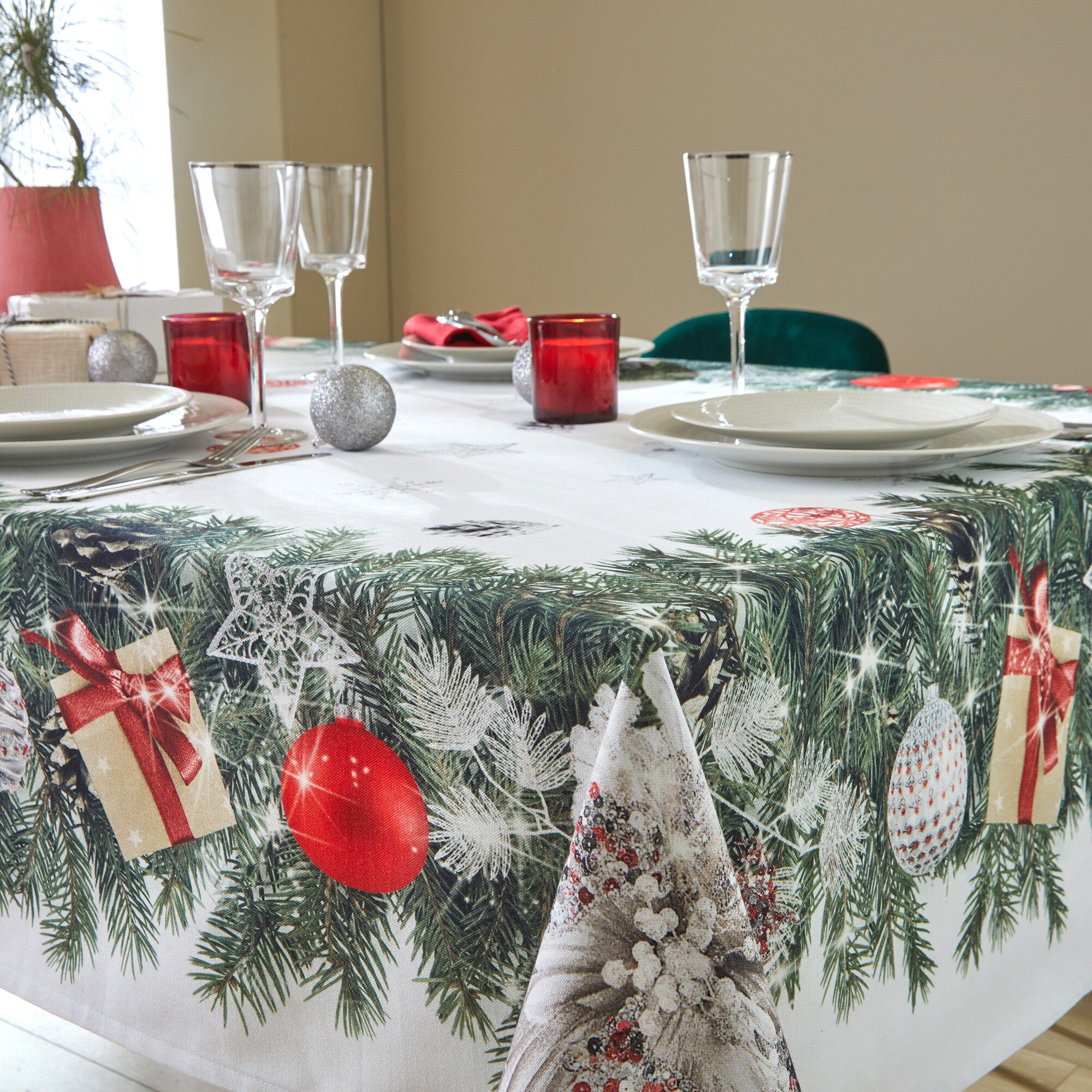 Nappe antitache imprimé couronne de Noël