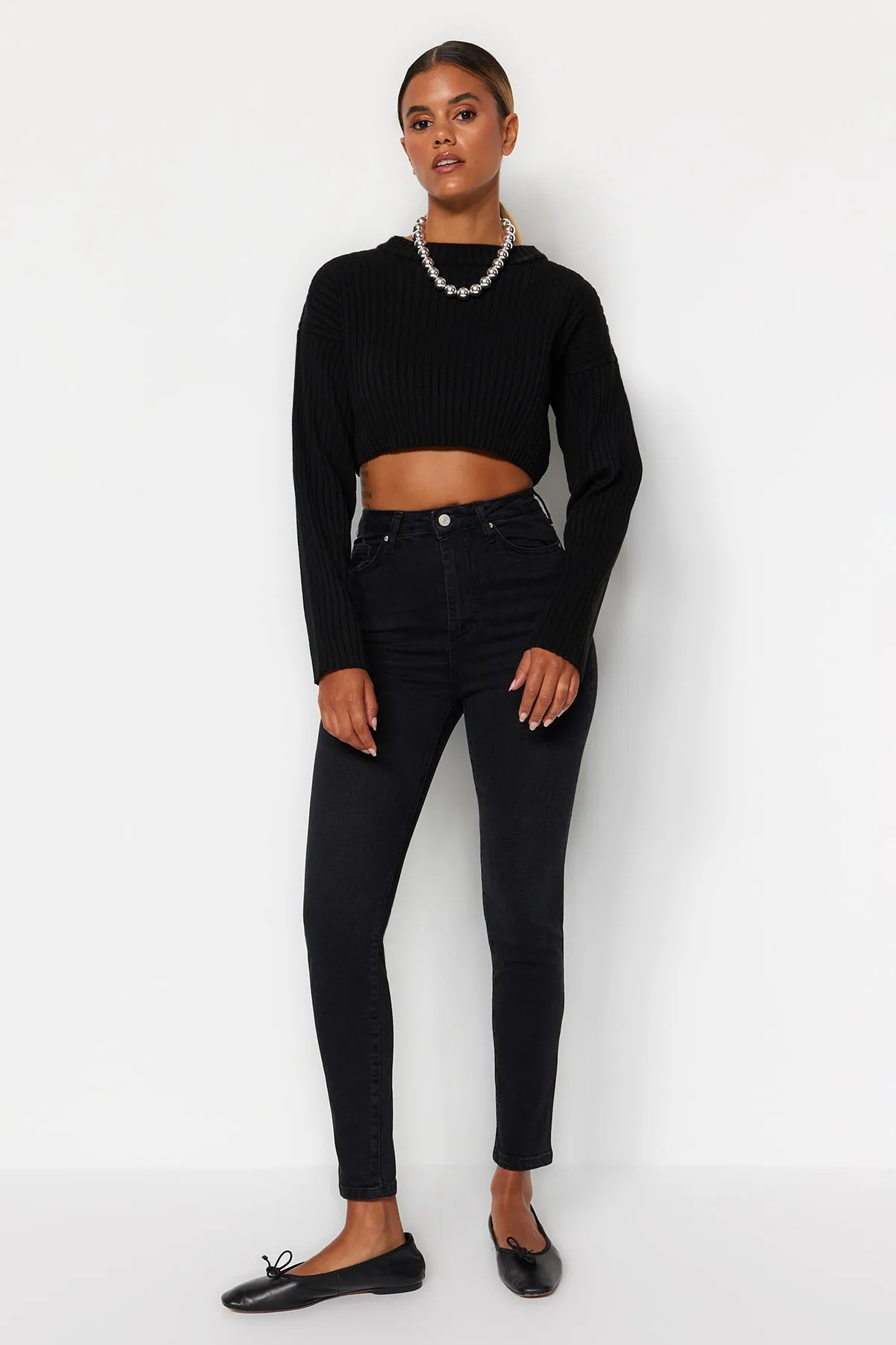 Trendyol Collection  Schwarze Skinny-Jeans mit superhoher Taille TWOSS22JE0560
