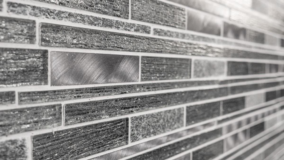 Mosani Mosaikfliesen Glasmosaik Naturstein Alu Mosaik schwarz glänzend / 10 Matten
