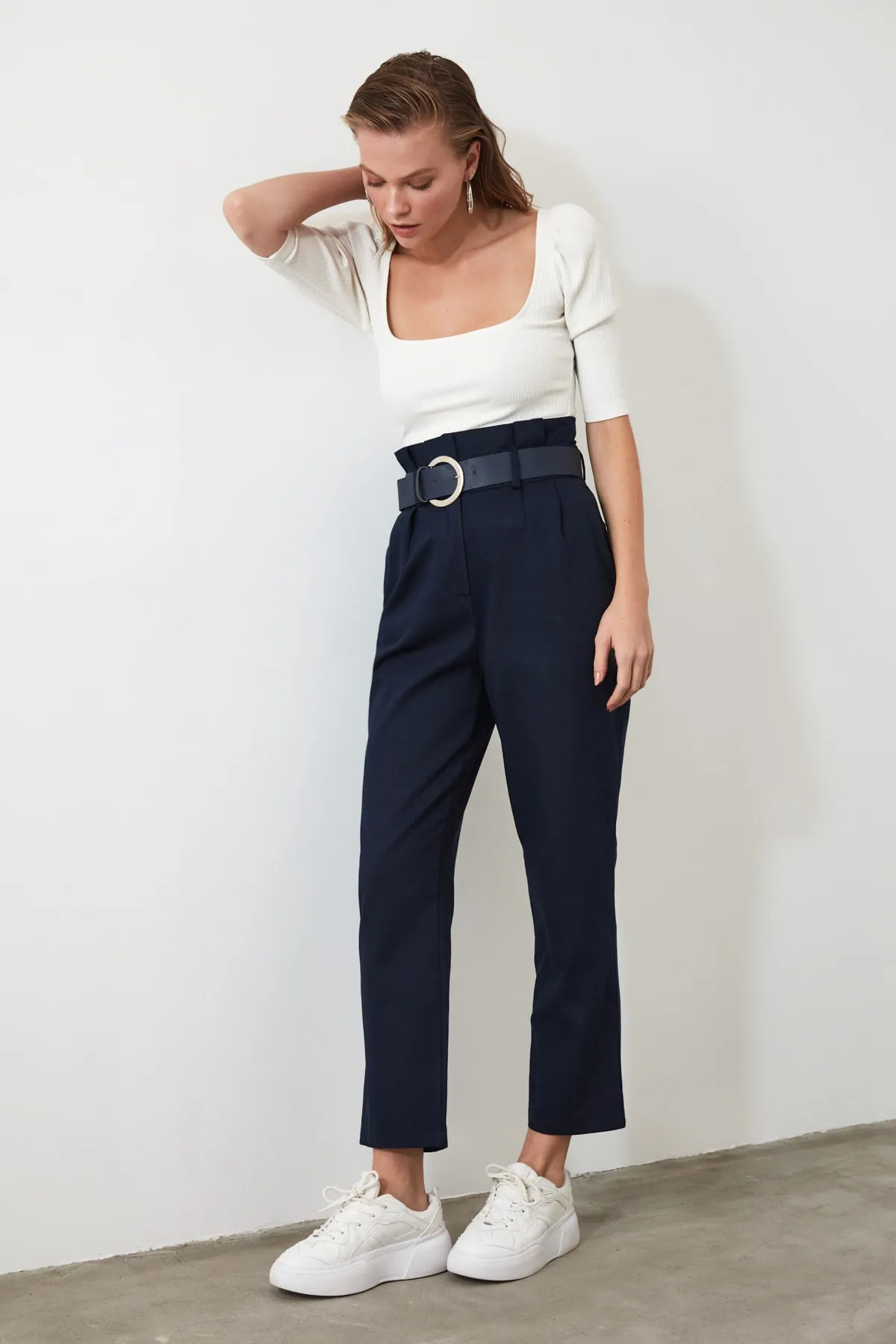 Trendyol Collection  Marineblaue, karottengewebte Hose mit Gürtel TWOSS20PL0016