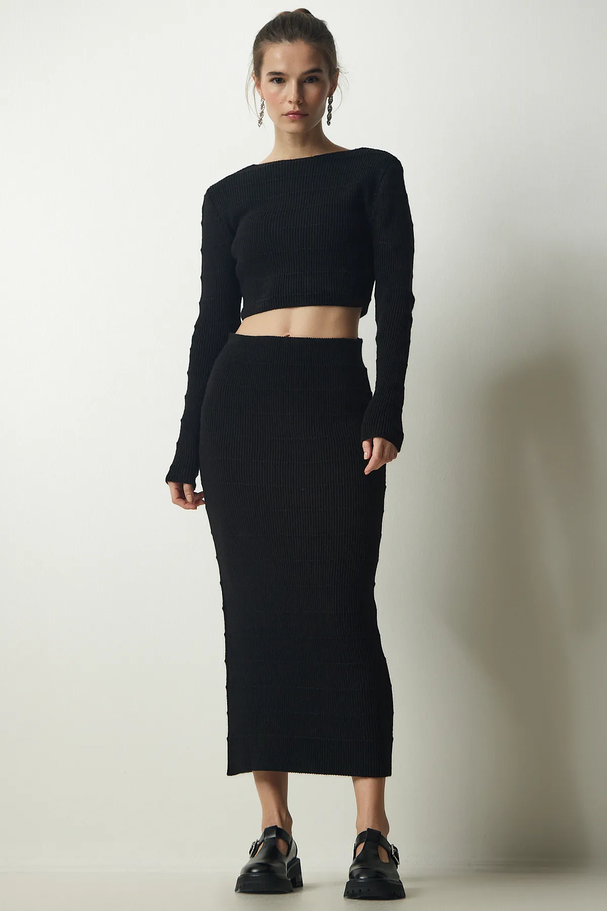 Happiness İstanbul  Schwarzes, geripptes Crop-Strickpullover-Rock-Set für Damen YY00190