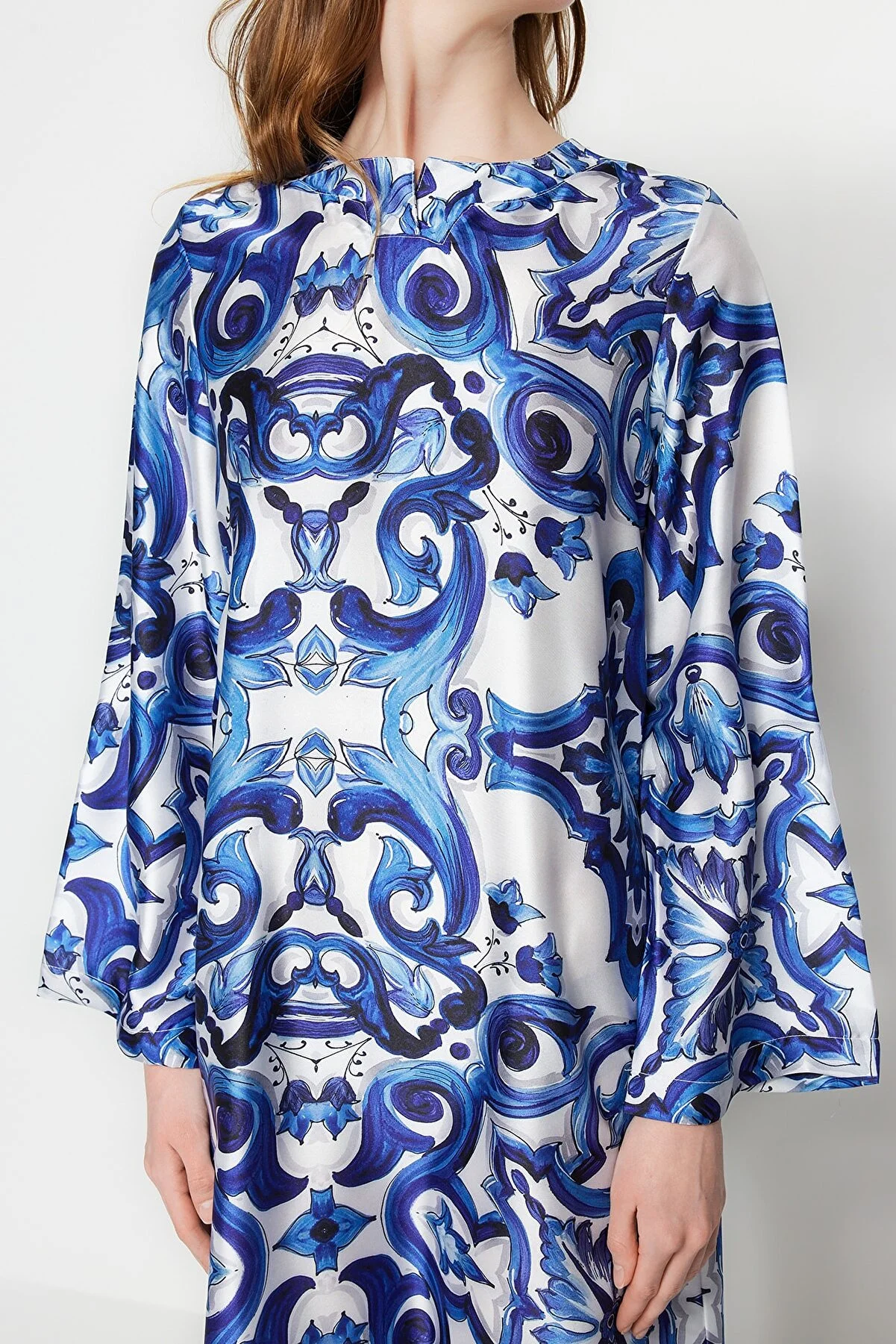 Trendyol Modest  Abendkleid mit ethnischem Muster und blauer Satinoberfläche TCTSS23DB00028