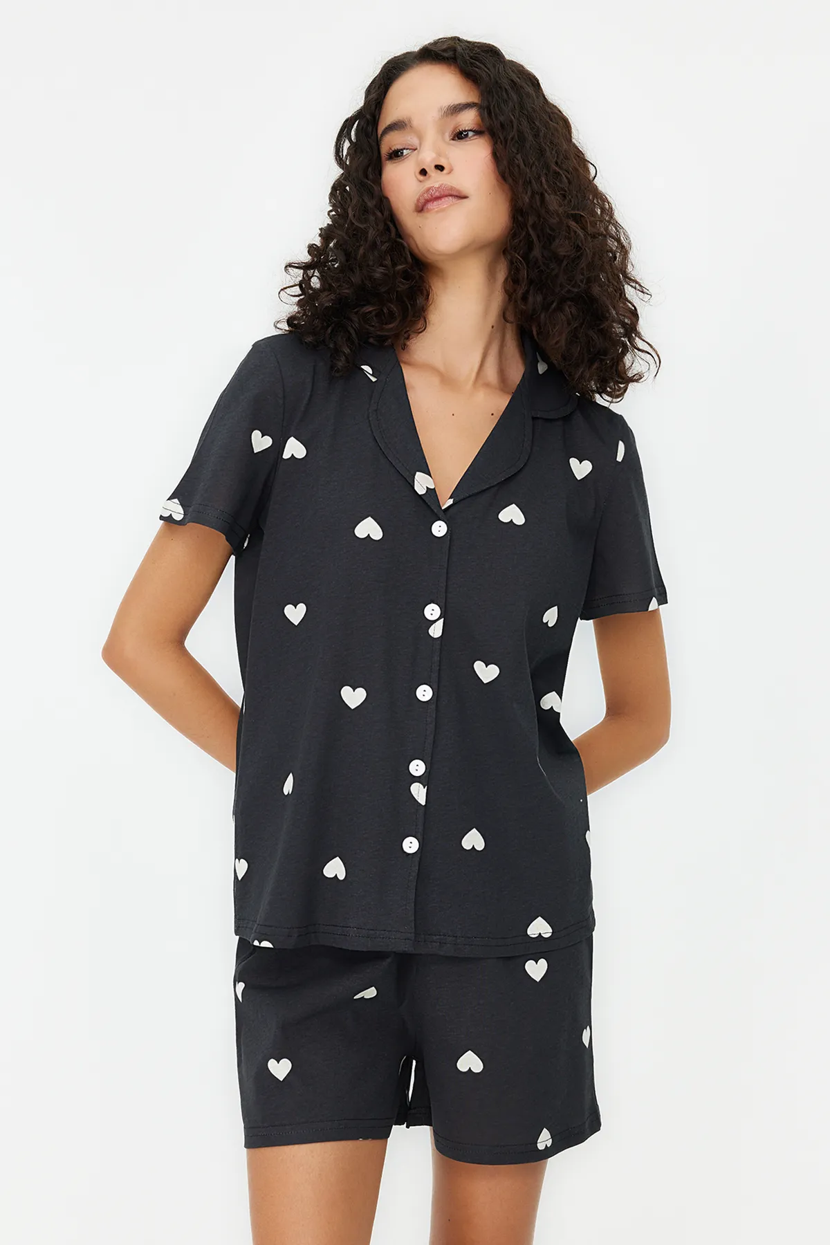 Trendyol Collection  Schwarzes, gestricktes Pyjama-Set mit Hemd und Shorts aus 100 % Baumwolle mit Herzmuster THMSS21PT0756
