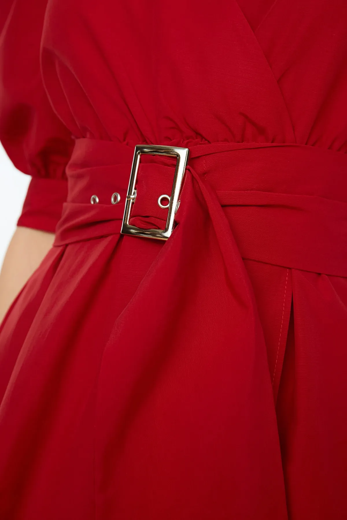 Trendyol Collection  Weinrotes, gewebtes Minikleid mit Gürtel, an der Taille geöffnet TWOSS20EL0619