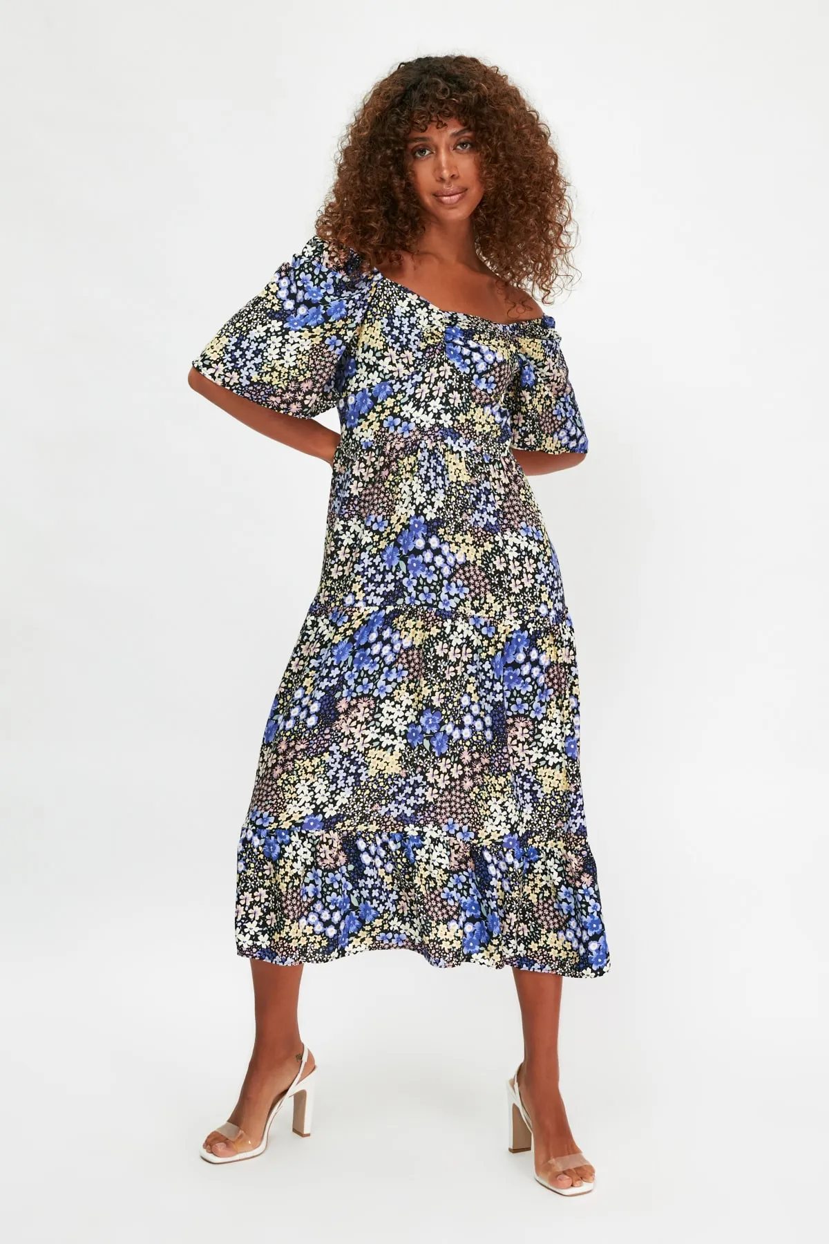 Trendyol Collection  Mehrfarbiges, gewebtes Midikleid in A-Linie mit Ballonärmeln und Blumenmuster TWOSS20EL2323