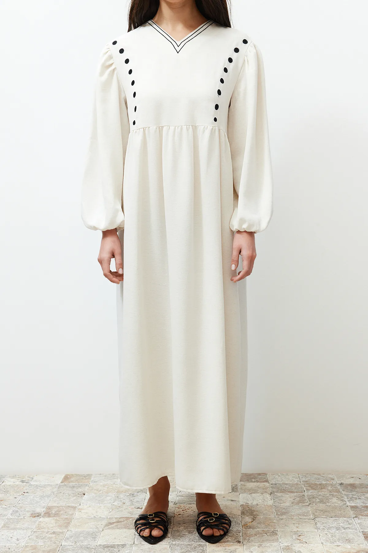 Trendyol Modest  Ecrufarbenes, detailliertes Kleid in gewebter Leinenoptik mit V-Ausschnitt TCTSS24EB00139