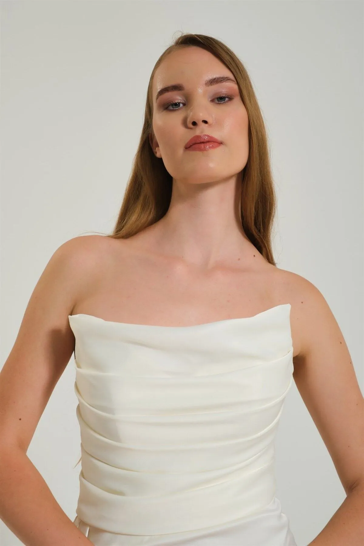 Carmen  Ecrufarbenes, geschlitztes Satin-Abendkleid für Outdoor-Shootings