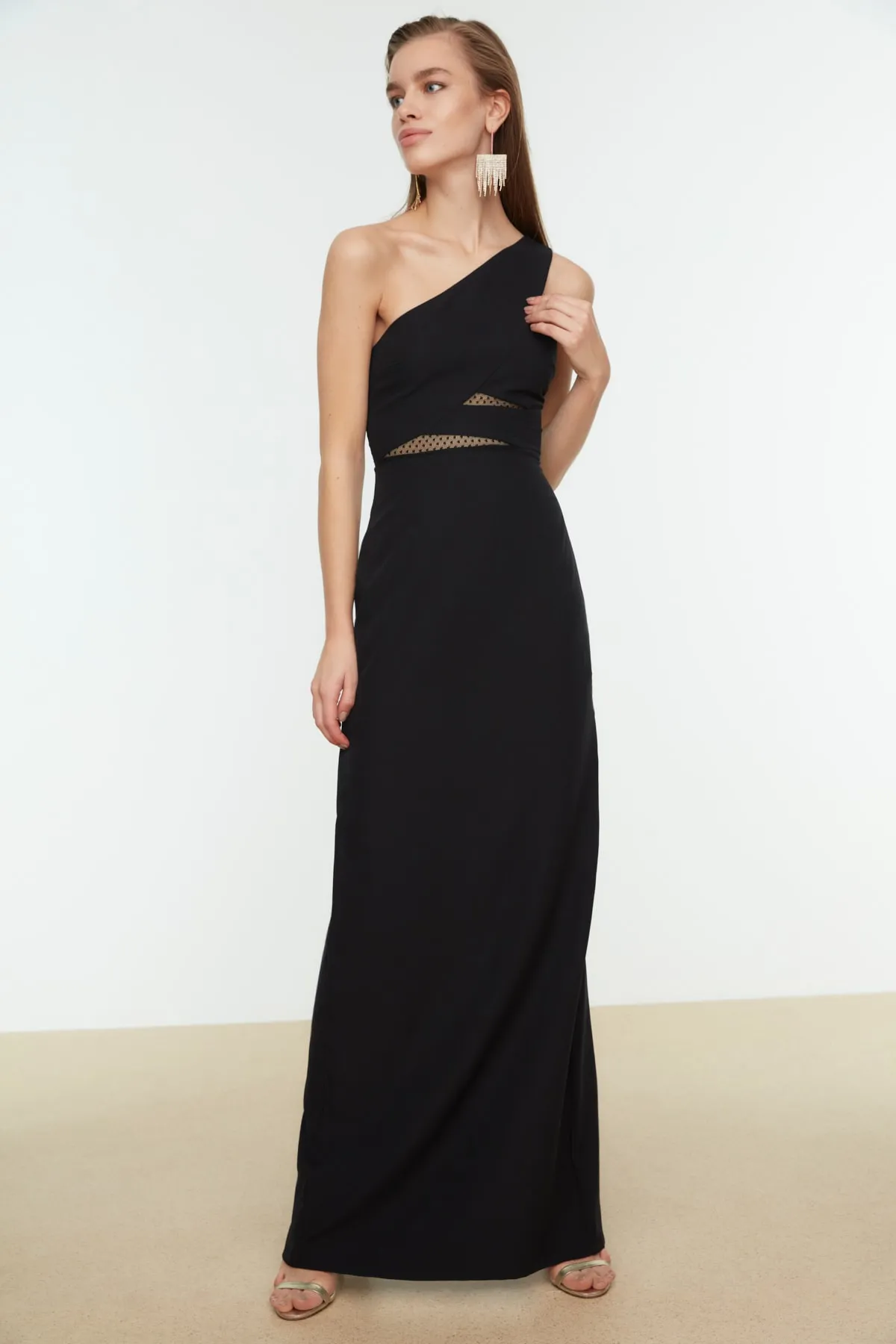 Trendyol Collection  Schwarzes langes Abendkleid mit gewebtem Fenster/Ausschnitt-Detail TPRSS21AE0066