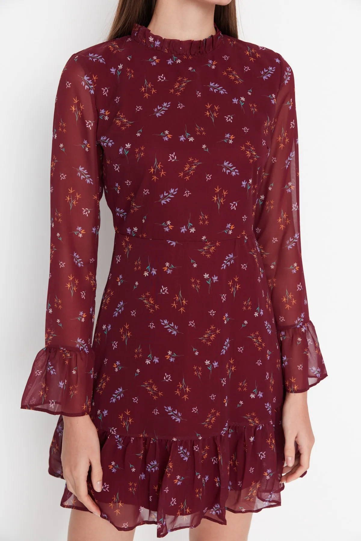 Trendyol Collection  Weinrotes Webkleid mit hohem Kragen TCLAW19LJ0076