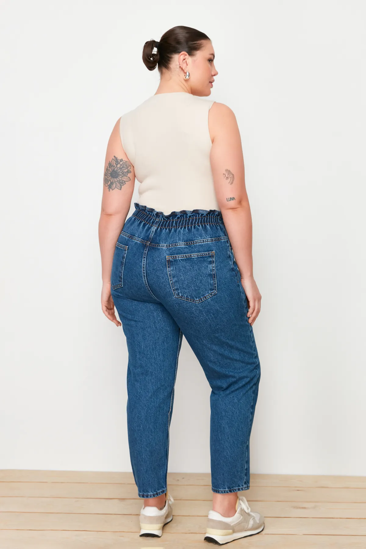 Trendyol Curve  Blaue Mom-Jeans mit hoher Taille und elastischem Bund TBBAW23JE00002