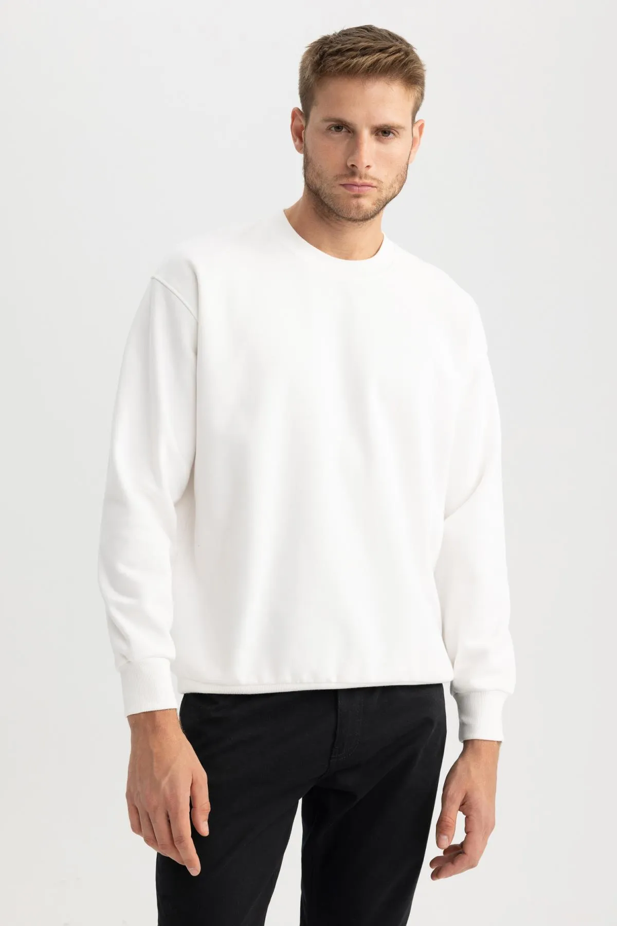 DeFacto  Basic-Sweatshirt mit Rundhalsausschnitt in Oversize-Passform T5139az23au