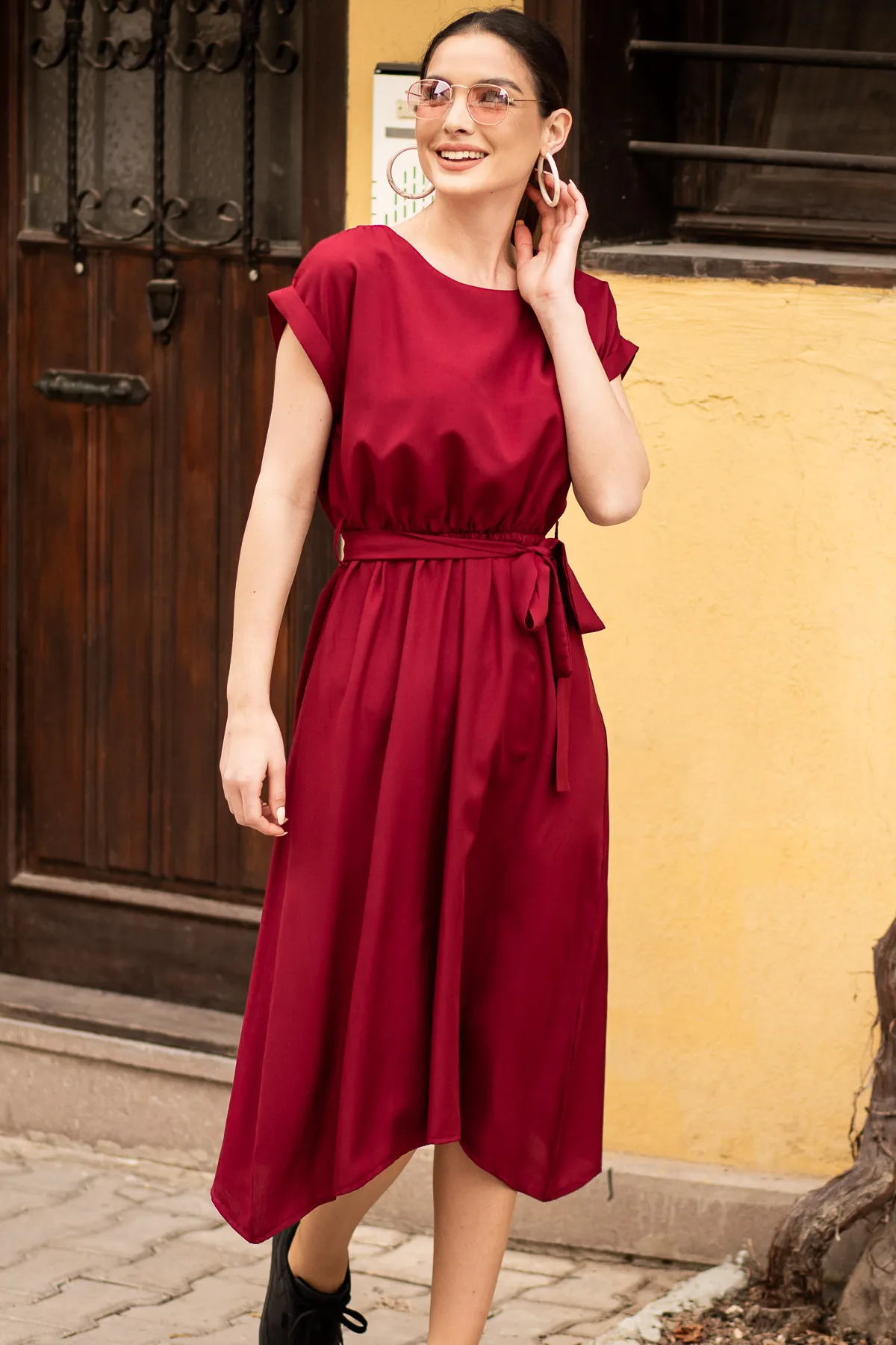 armonika  Burgunderrotes Kleid für Damen mit elastischer Taille und Bindeband ARM-18Y001120