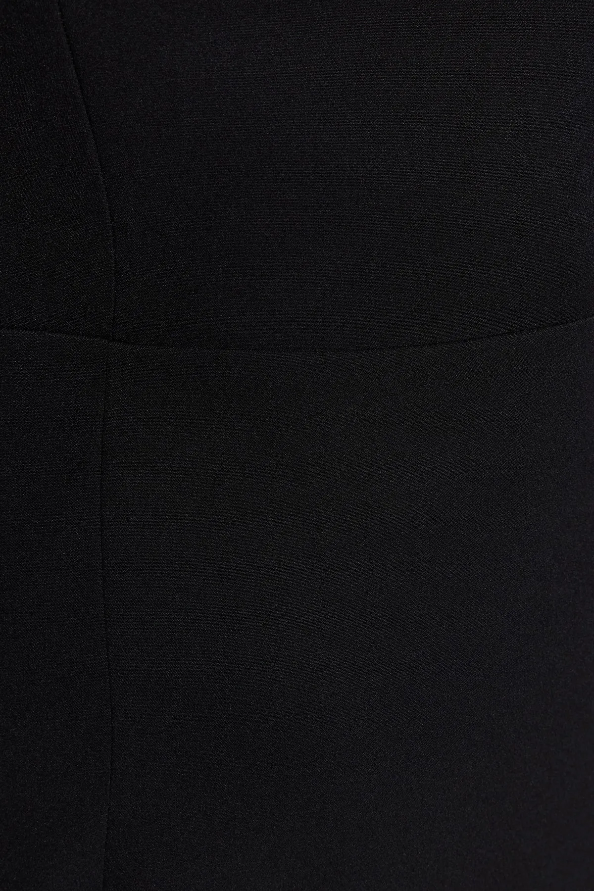 Trendyol Collection  Schwarzes, figurbetontes, gewebtes Midi-Kleid mit Trägerkragen und detailliertem Webmuster TWOSS23EL00622