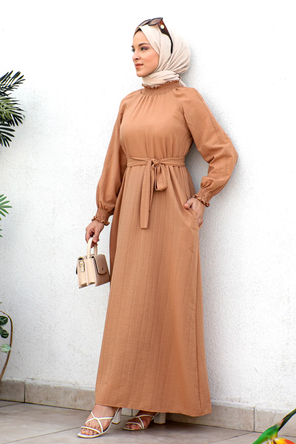 Tesettür Dünyası  Gipe Detailliertes Hijab-Kleid Tsd221204 Tan