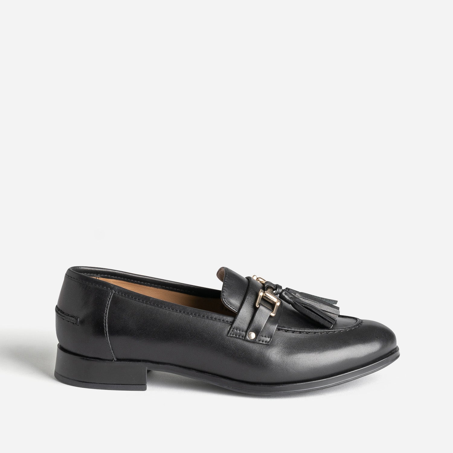 Mocassin noir en cuir avec pampilles