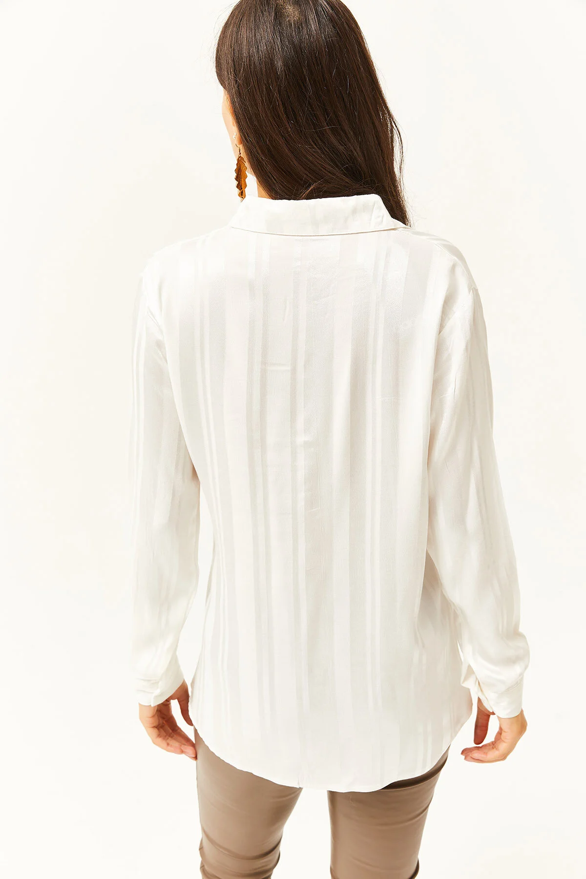 Olalook  Weißes, glänzendes, strukturiertes Webhemd für Damen GML-19001152