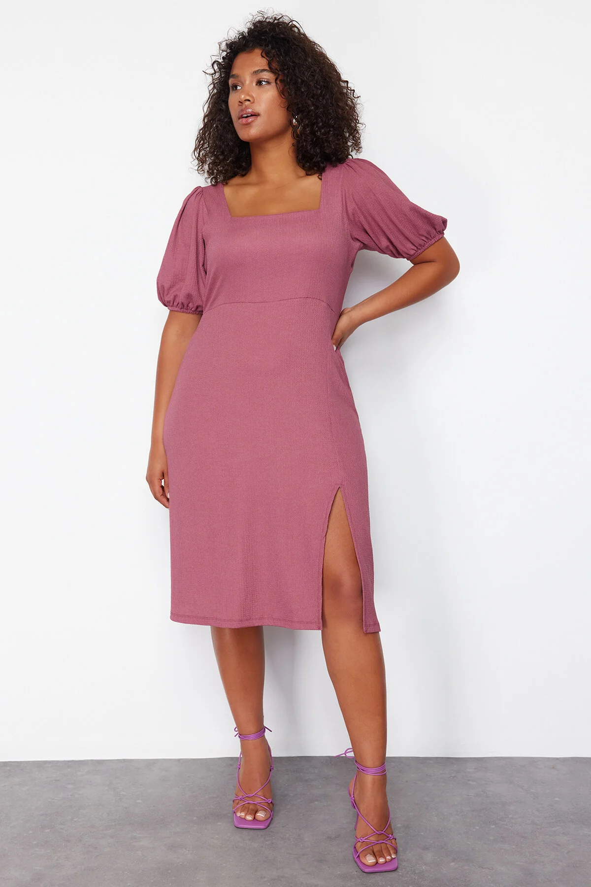 Trendyol Curve  Pflaumenfarbenes Strickkleid mit Schlitz TBBSS23AH00280