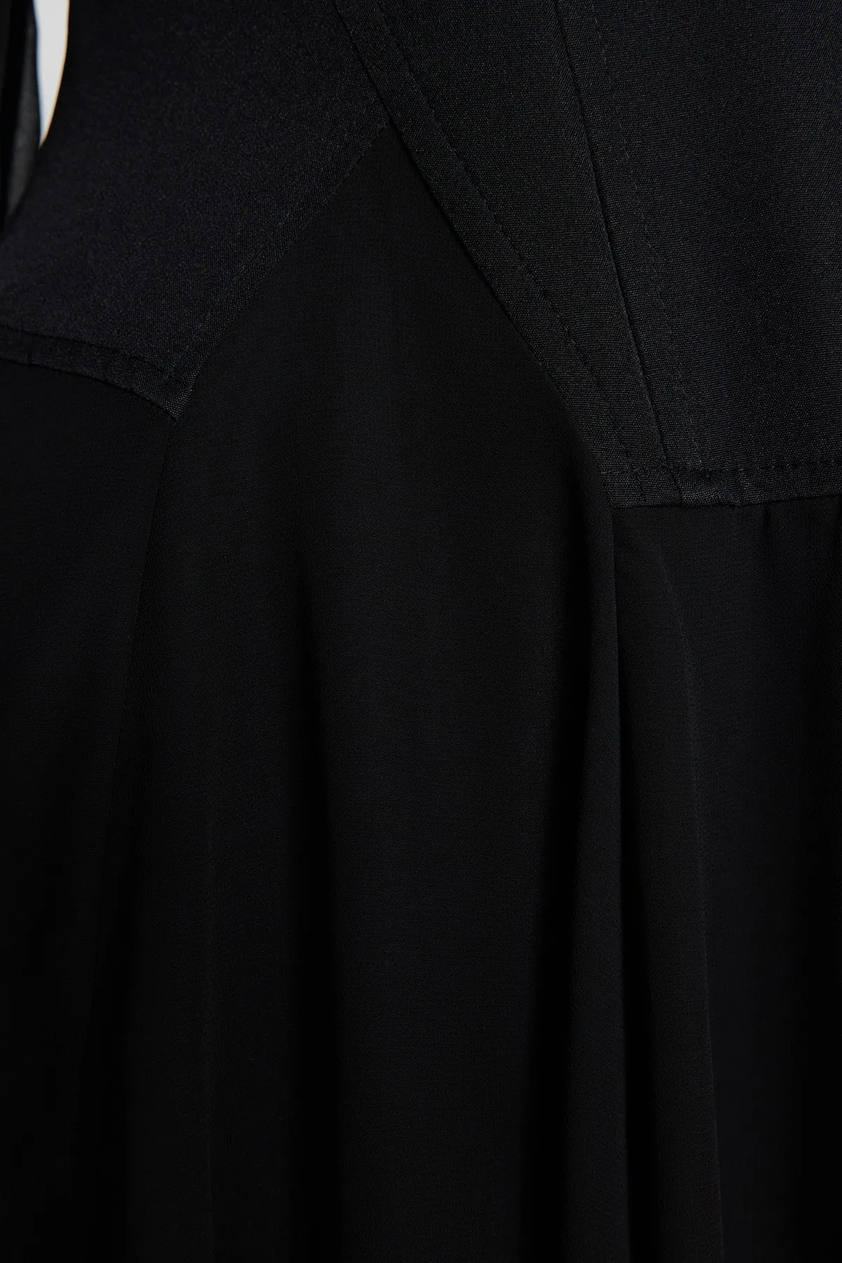 Trendyol Collection  Schwarzes Skaterkleid mit offener Taille TPRAW24EL00040