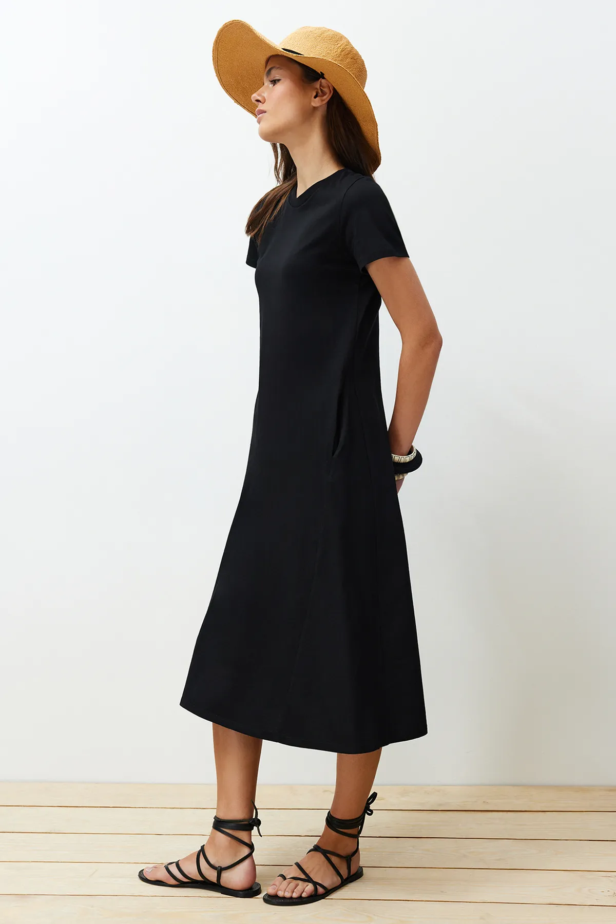 Trendyol Collection  Schwarzes Premium-Strick-Midikleid in A-Linie mit Rundhalsausschnitt und Taschen TWOSS24EL00169