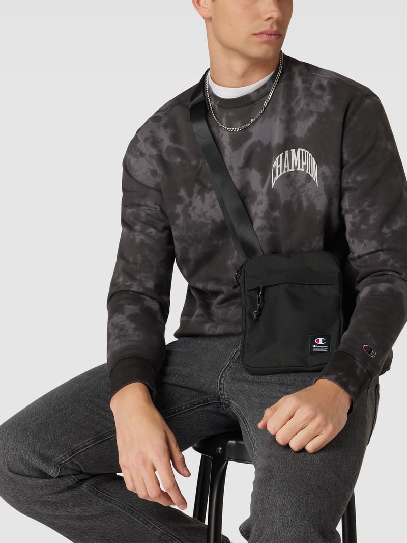 Umhängetasche mit Label-Patch in schwarz