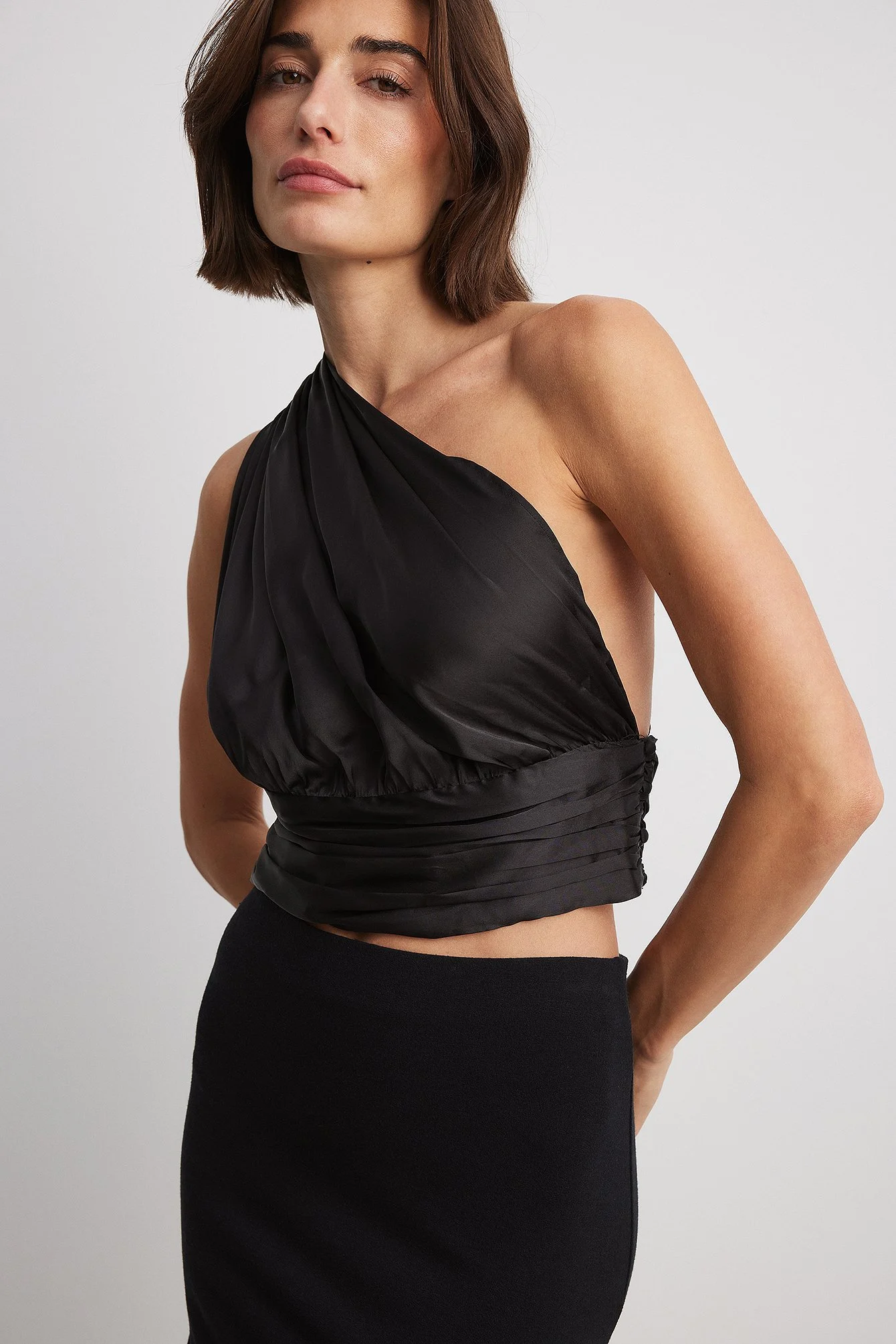 Recyceltes Satin-Oberteil mit geraffter Taille