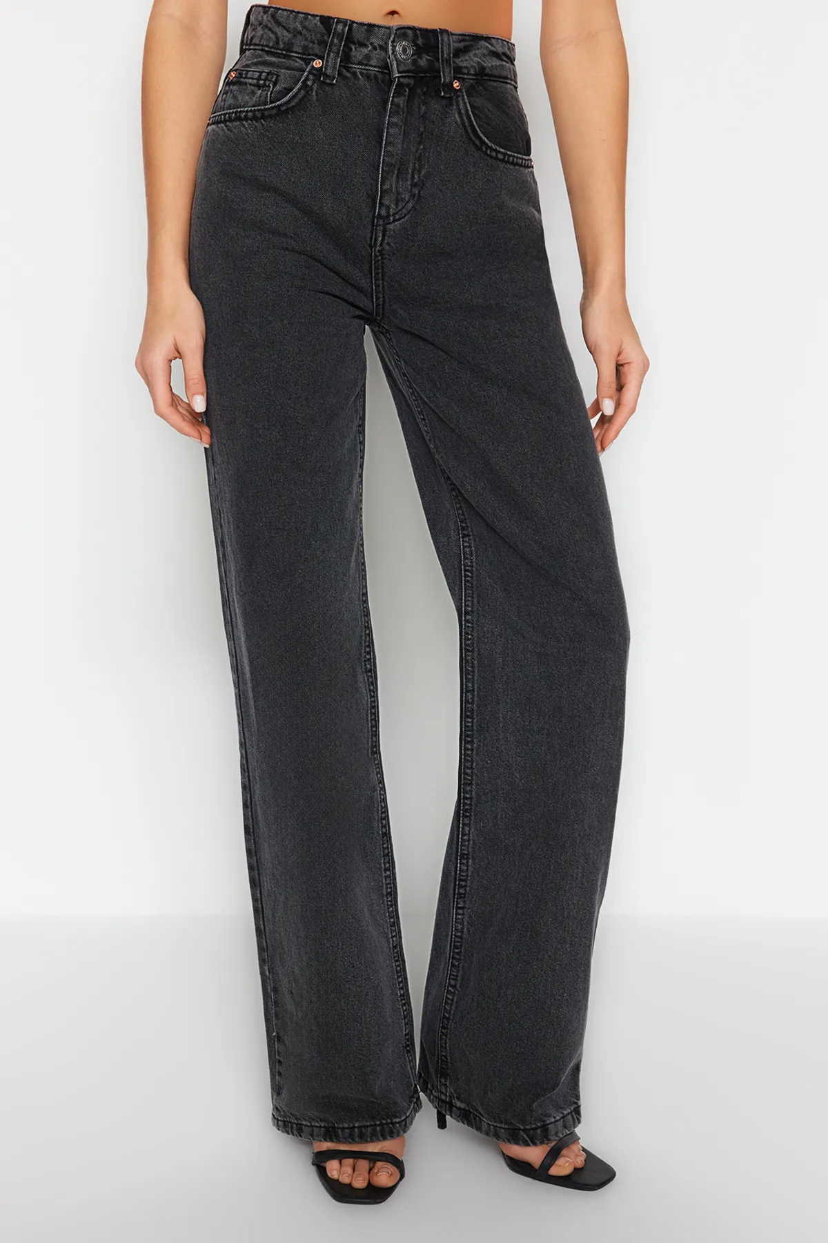 Trendyol Collection  Anthrazitfarbene Sommerjeans mit hoher Taille und weitem Bein aus dünnem Stoff TWOSS24JE00020