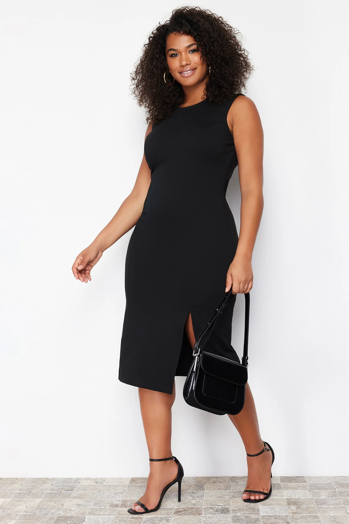 Trendyol Curve  Schwarzes Midi-Strickkleid mit Schlitzdetail TBBSS24AH00003
