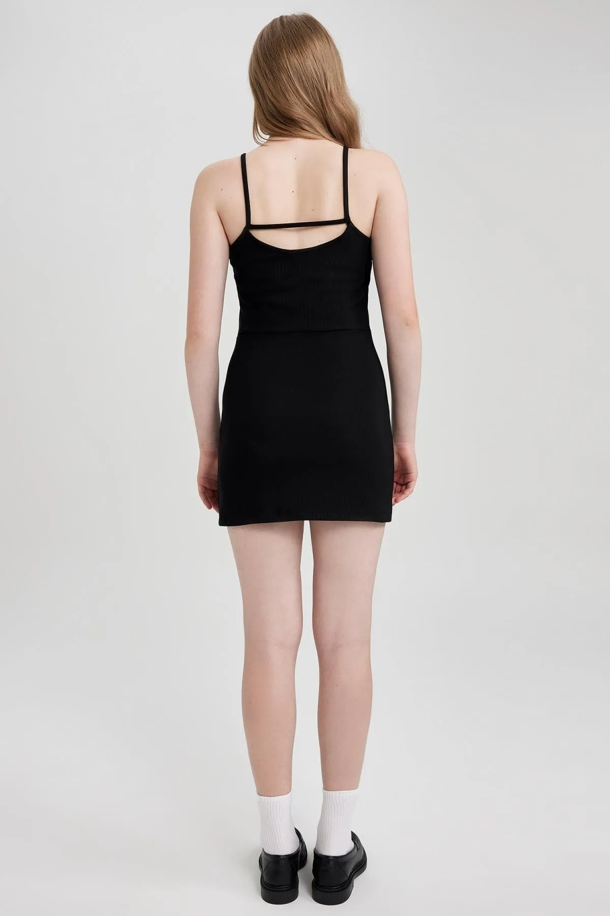 DeFacto  Schwarzes, figurbetontes Minikleid – Schlitzdetail, Träger A5177ax23sm