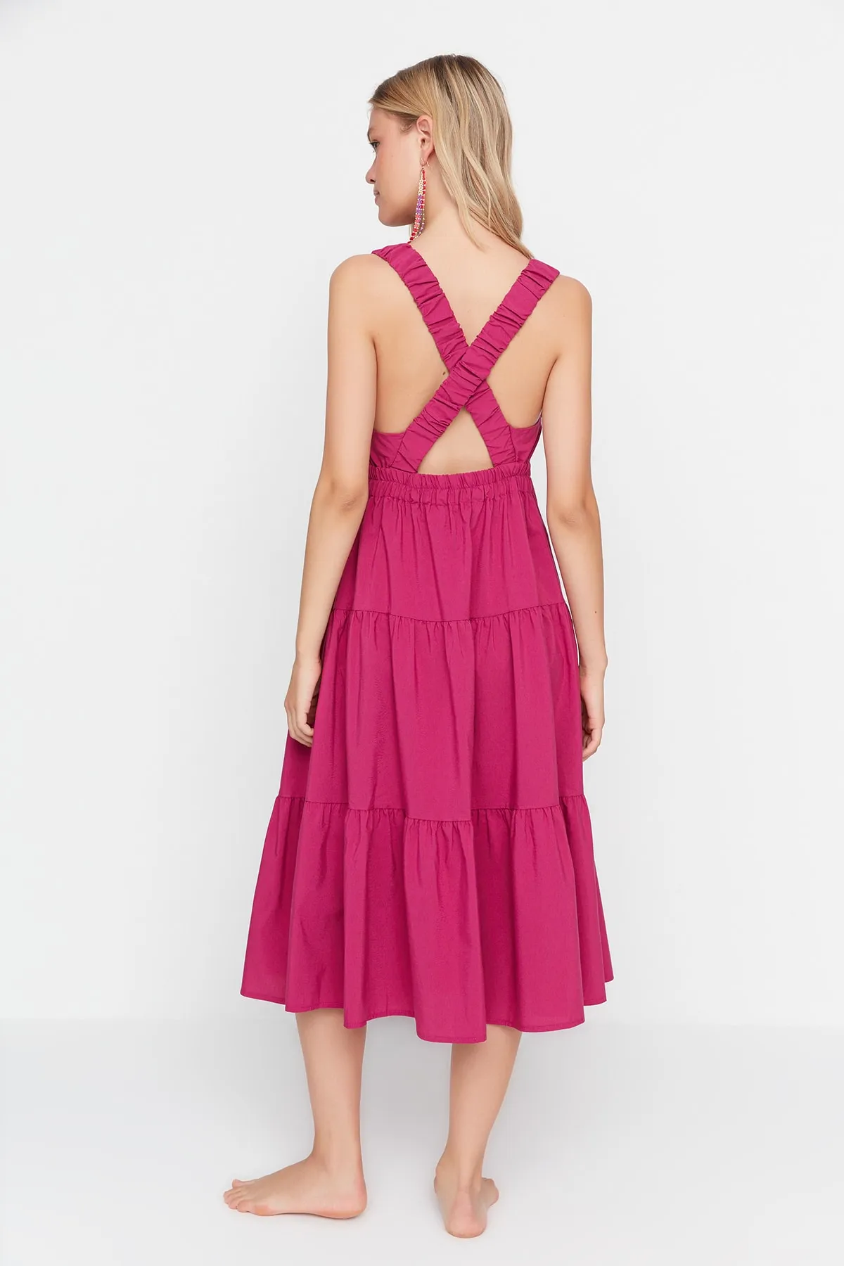 Trendyol Collection  Fuchsiafarbenes Strandkleid im Leinen-Look mit Rückendetails TBESS21EL3851