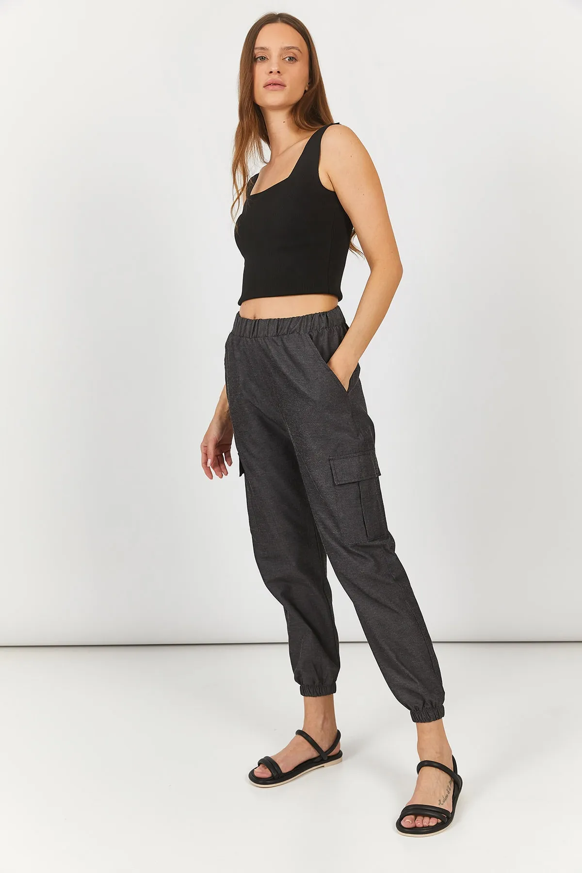 armonika  Anthrazitfarbene Cargohose mit elastischem Bund und Beinen für Damen Arm-23y001068