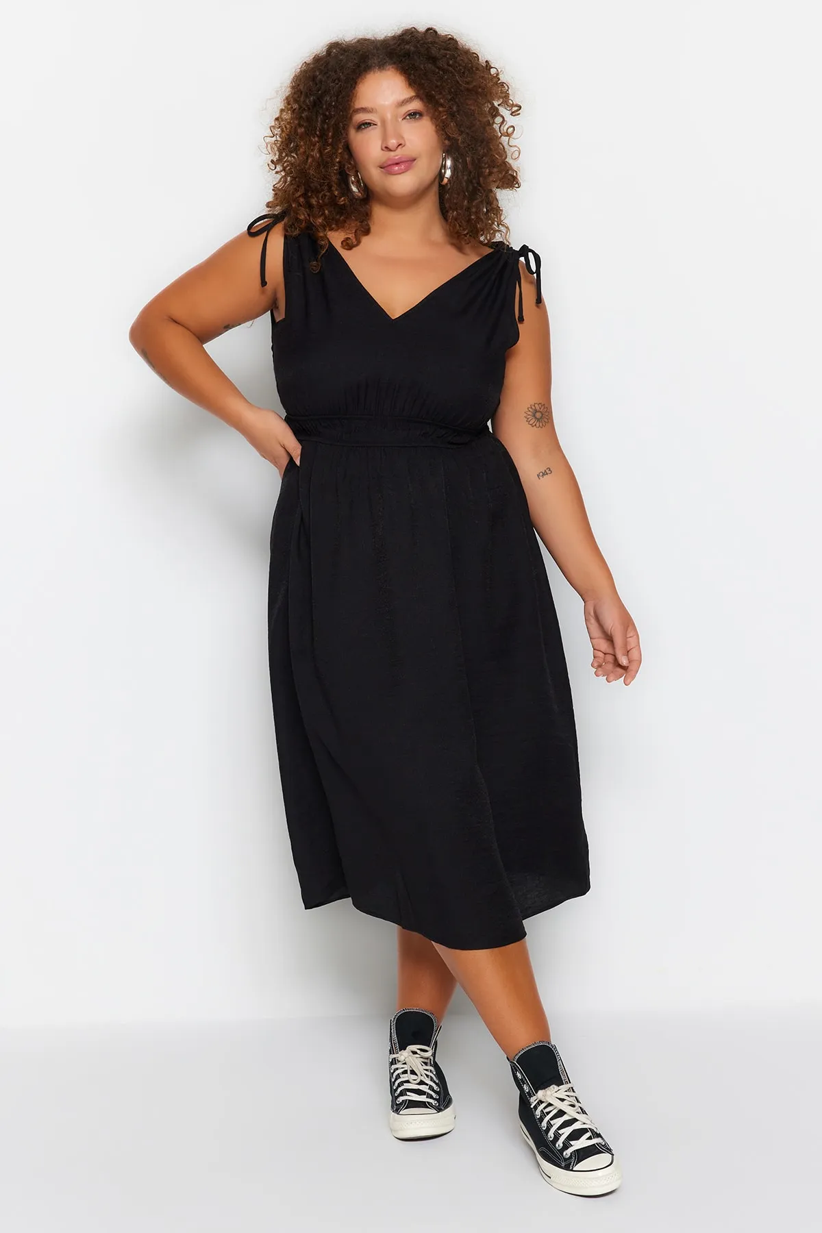 Trendyol Curve  Schwarzes gewebtes Kleid mit elastischer Taille TBBSS23AH00044