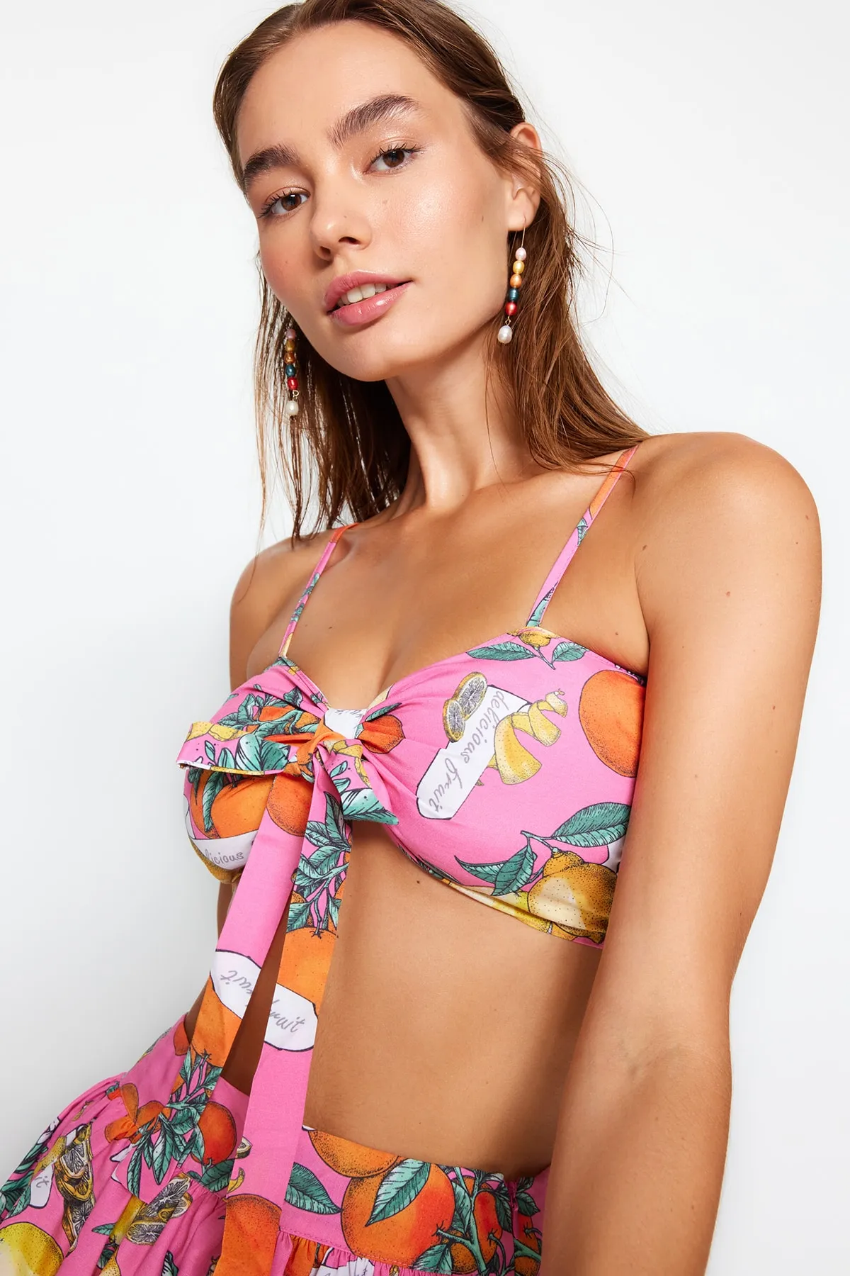 Trendyol Collection  Gewebtes Blusen-Rock-Set mit Fruchtmuster und Bindeband TBESS23AU00151
