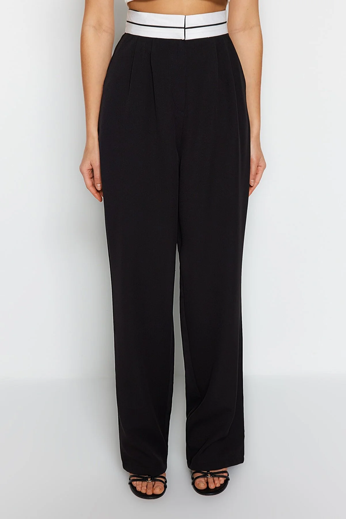 Trendyol Collection  Schwarze gewebte Hose mit weitem Bein und hoher Taille und Gürteldetail TWOSS23PL00150