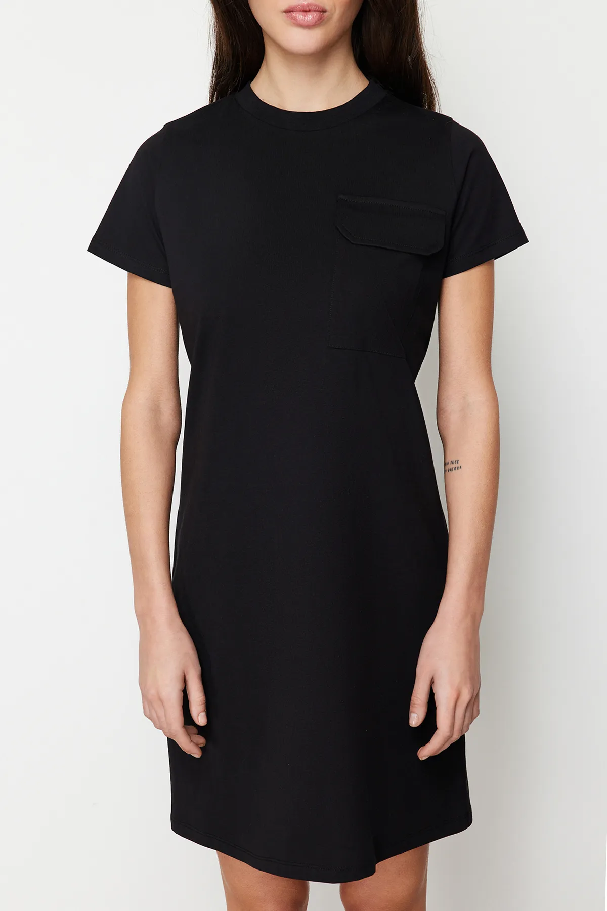 Trendyol Collection  Schwarzes, gestricktes T-Shirt-Kleid aus 100 % Baumwolle mit Taschen, Rundhalsausschnitt und kurzen Ärmeln TWOSS24EL00120