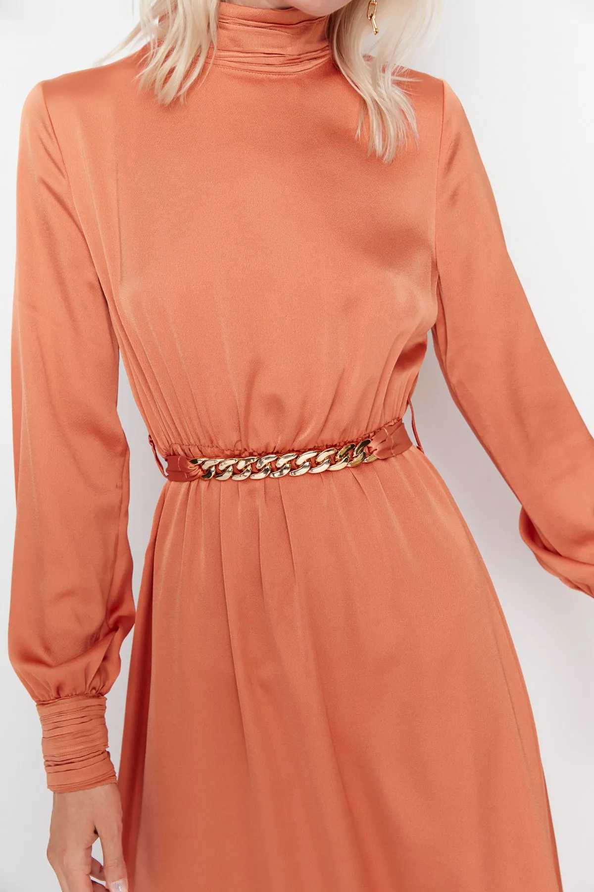 Trendyol Modest  Orangefarbenes gewebtes Abendkleid mit drapiertem Kragen und Manschetten, Gürtel TCTSS22EB0142