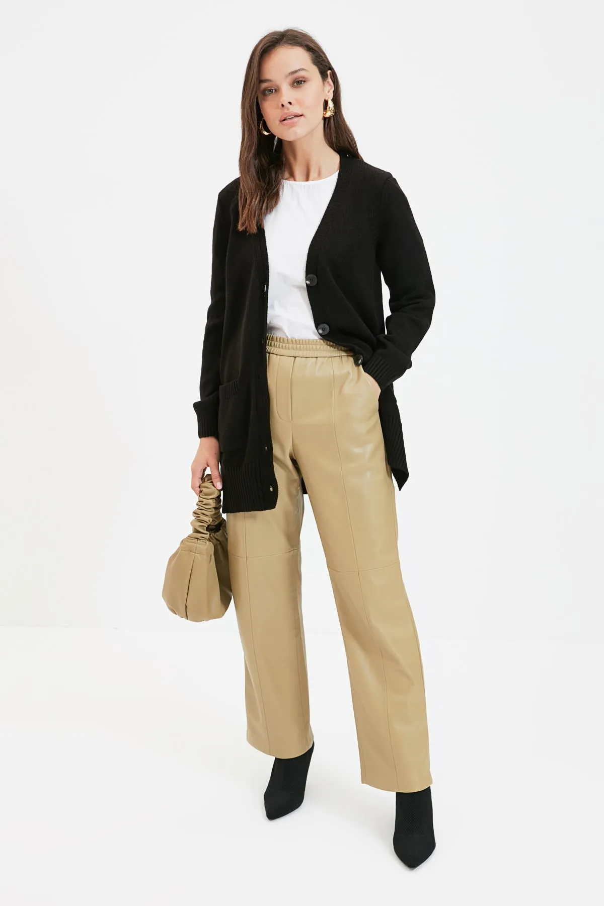 Trendyol Modest  Schwarzer langer Strickcardigan mit V-Ausschnitt, geknöpfter Tasche und Detail TCTAW22TH0005
