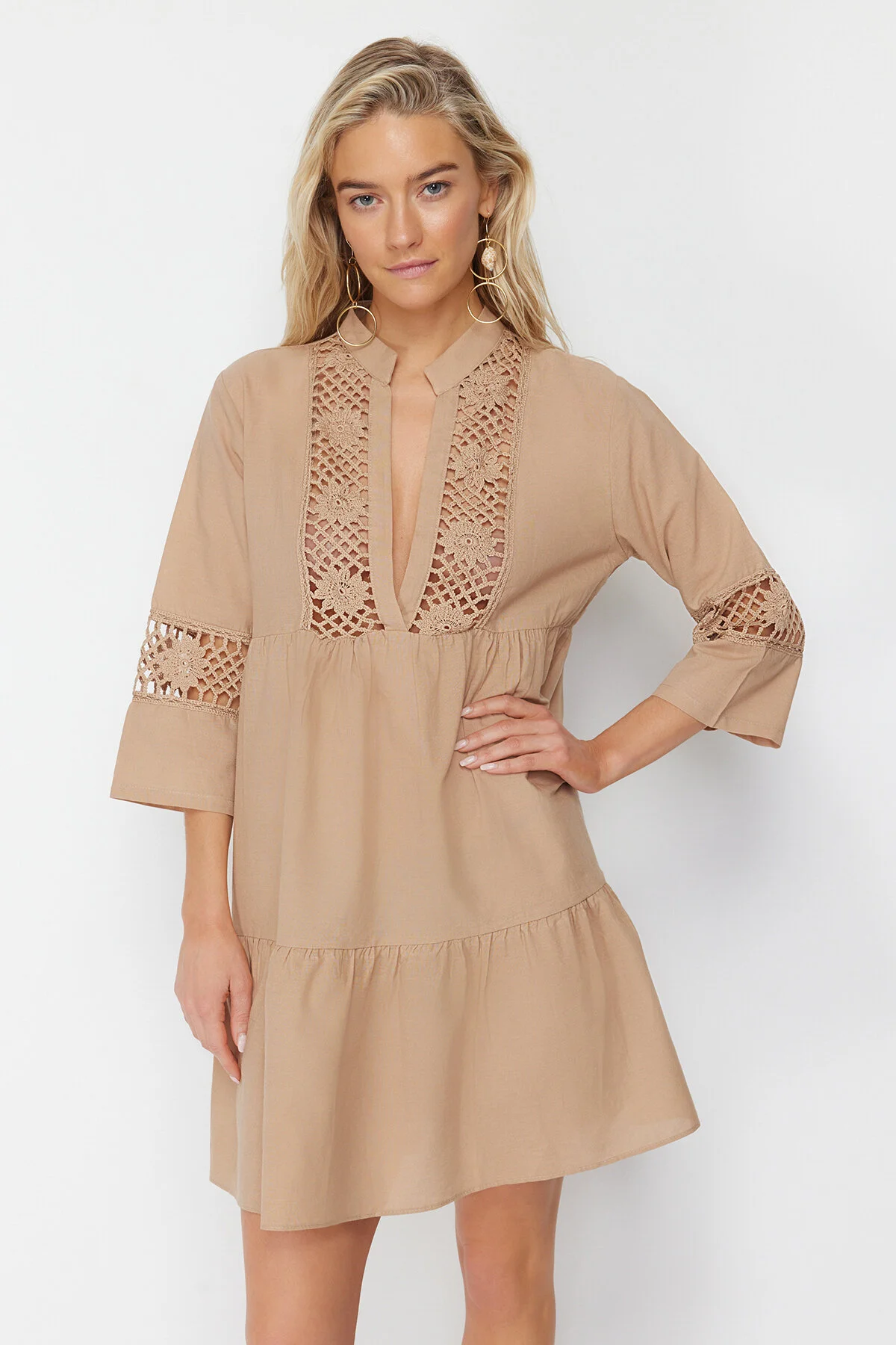 Trendyol Collection  Beigefarbenes Mini-Strandkleid aus 100 % Baumwolle mit gewebter Spitze und Details TBESS20EL0854