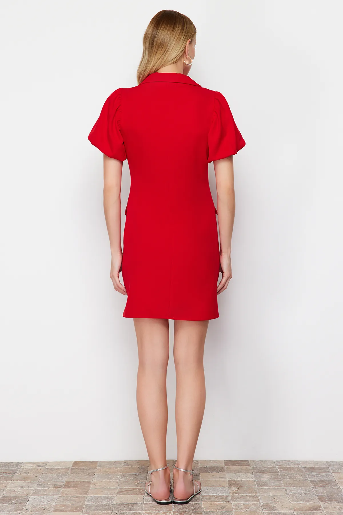 Trendyol Collection  Rotes, gewebtes Minikleid mit Ballonärmeln und Jackendetail TWOSS24EL00641
