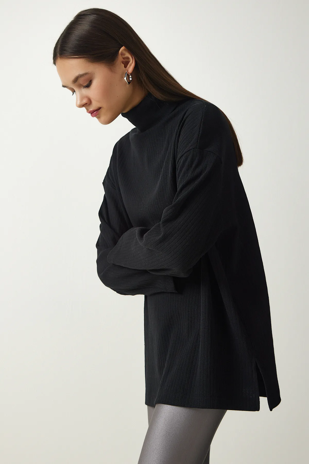 Happiness İstanbul  Schwarze, gerippte, übergroße Strickbluse mit Rollkragen für Damen UB00213