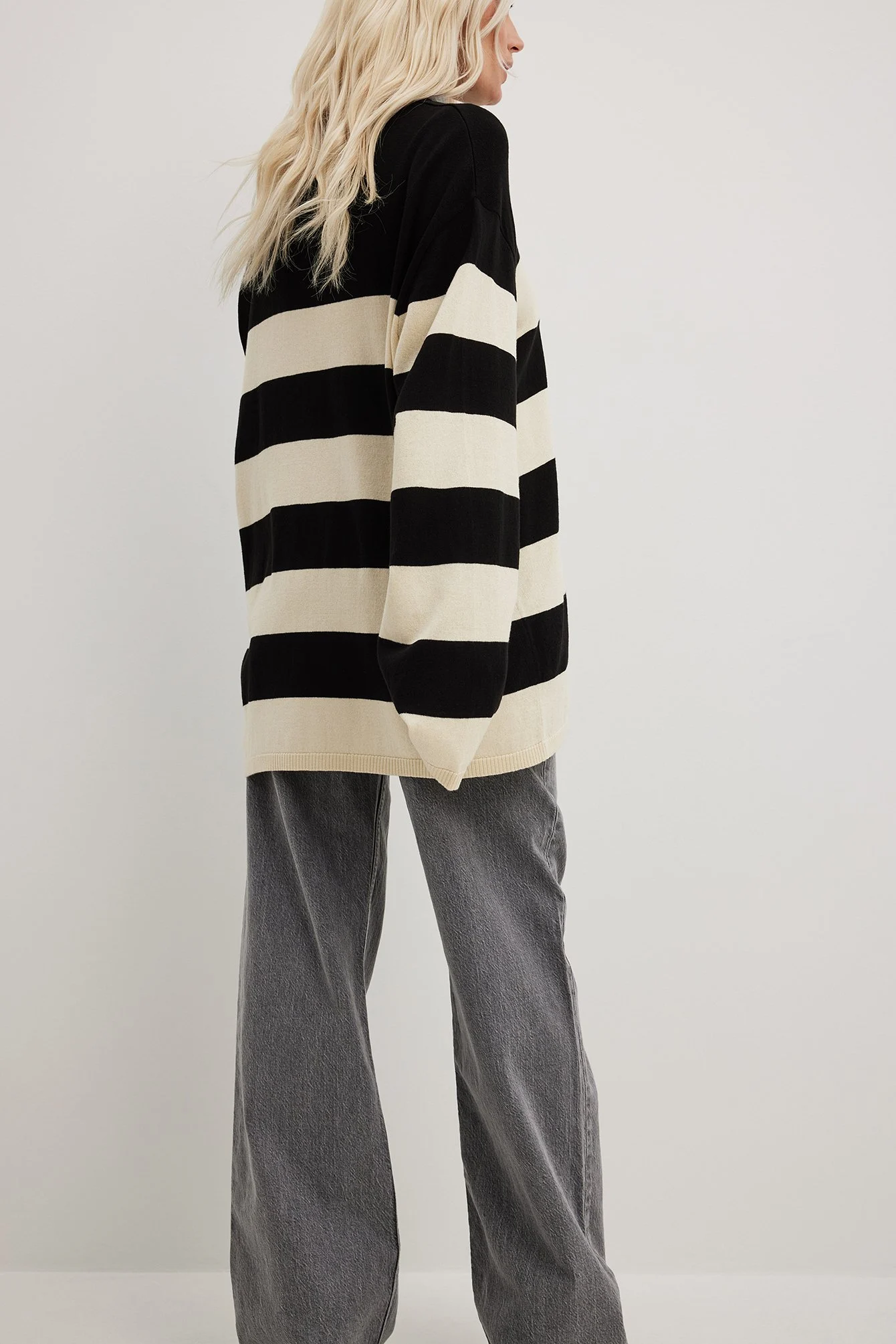 Gestreifter Oversize-Pullover aus Strickstoff