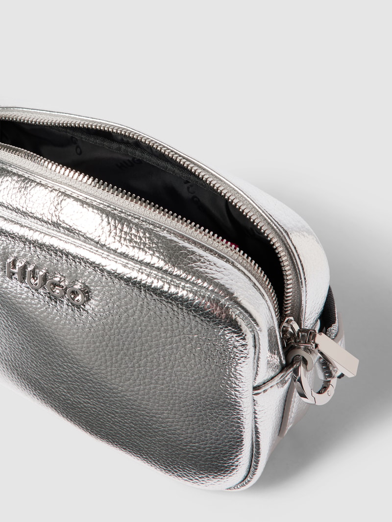 Crossbody Bag in metallic in silber