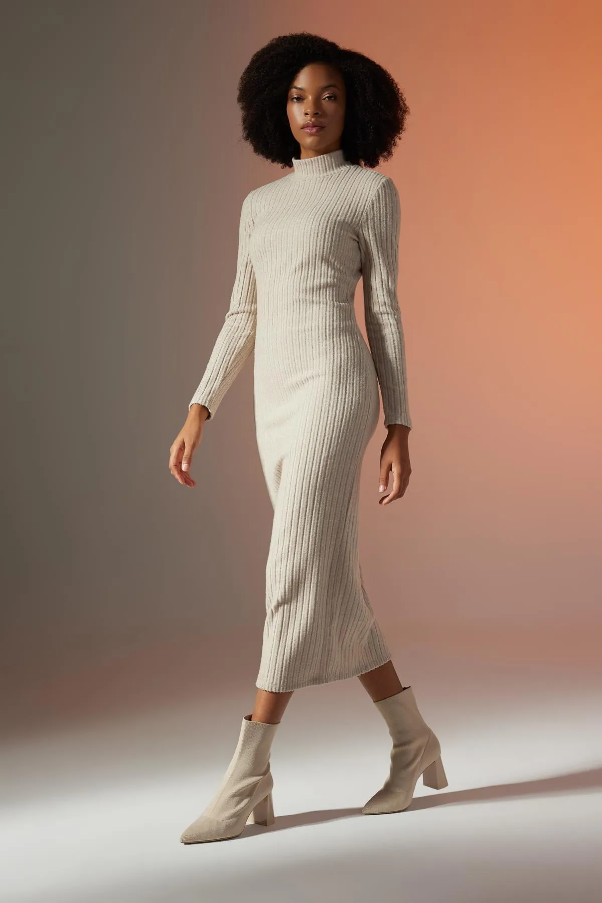 DeFacto  Figurbetontes Maxikleid mit halbem Rollkragen und langen Ärmeln B8602ax23wn