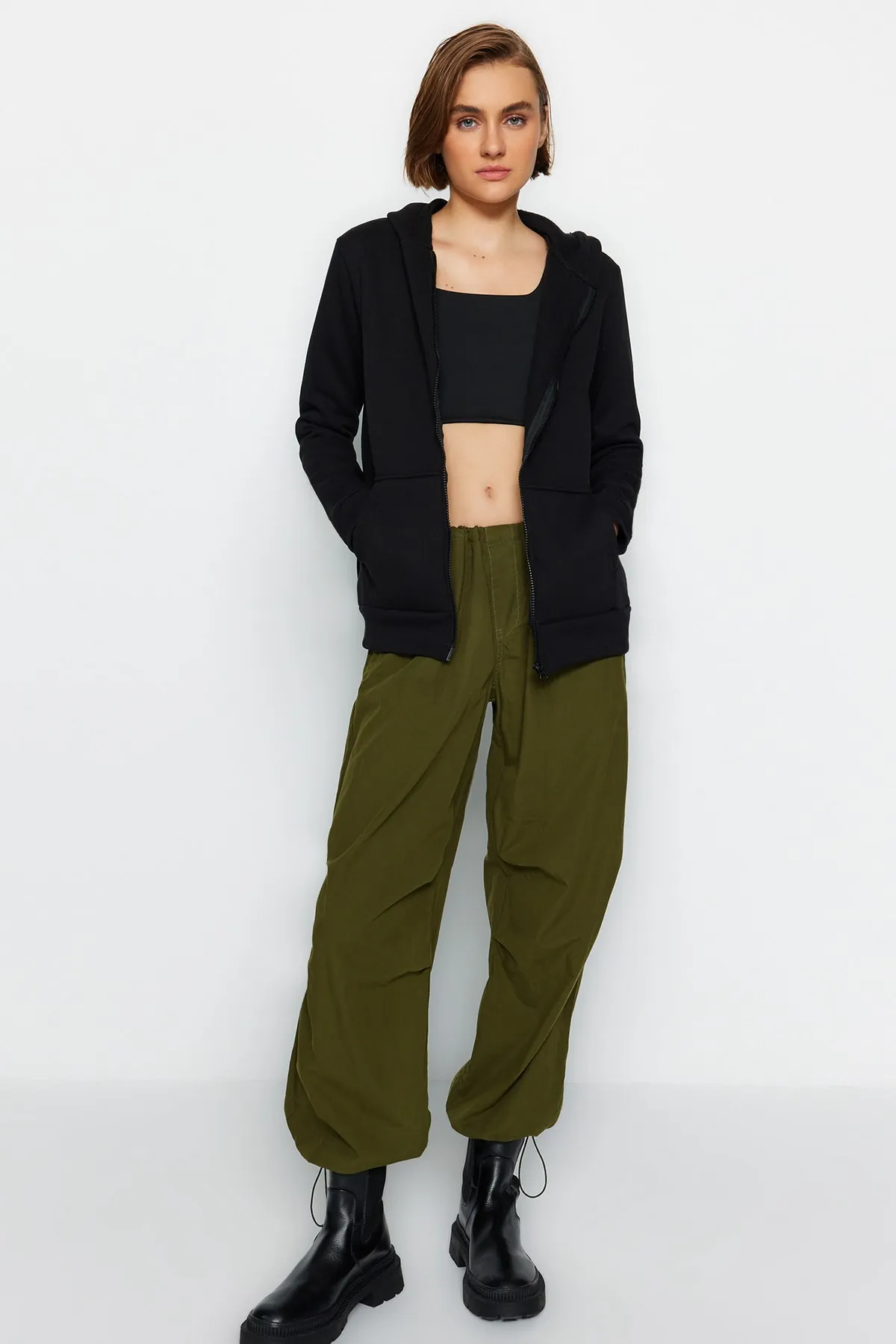 Trendyol Collection  Schwarzes, dickes Innenfleece-Sweatshirt mit normaler/normaler Passform und Kapuze mit Reißverschluss TWOAW21SW0836