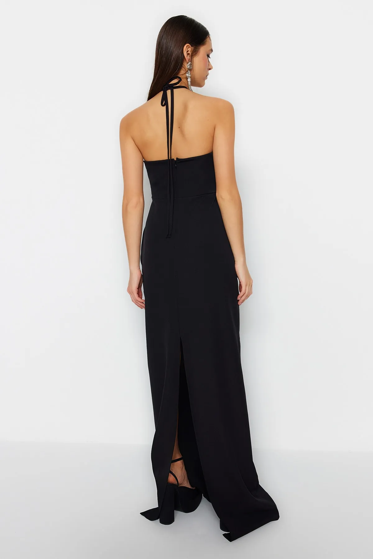 Trendyol Collection  Schwarzes langes Abendkleid mit Accessoire-Details TPRSS23AE00183