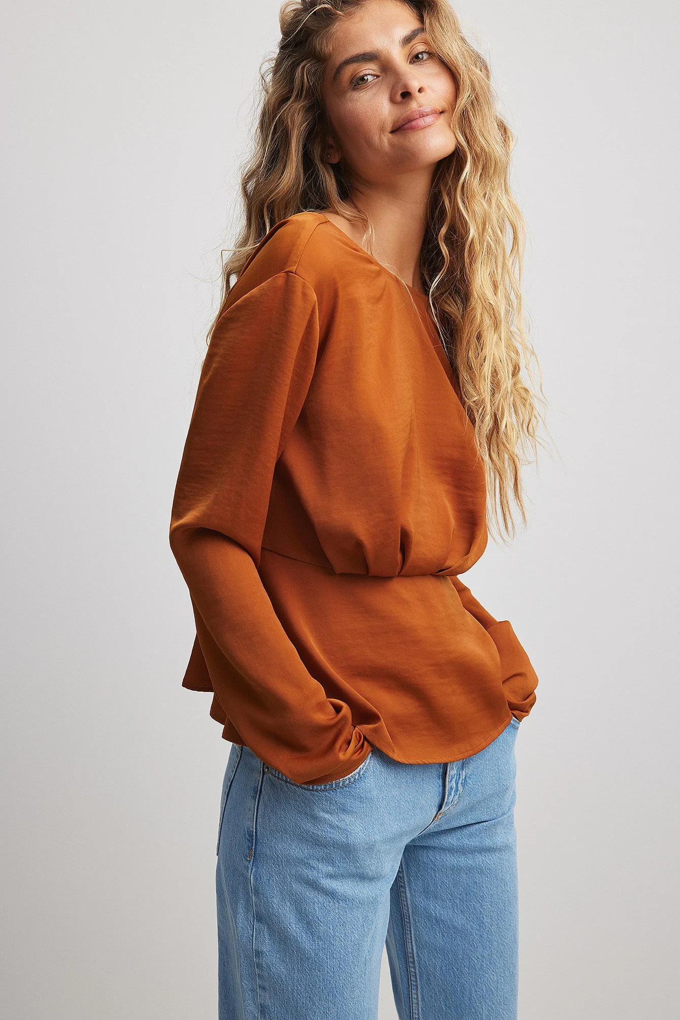 Drapierte Bluse mit V-Rücken