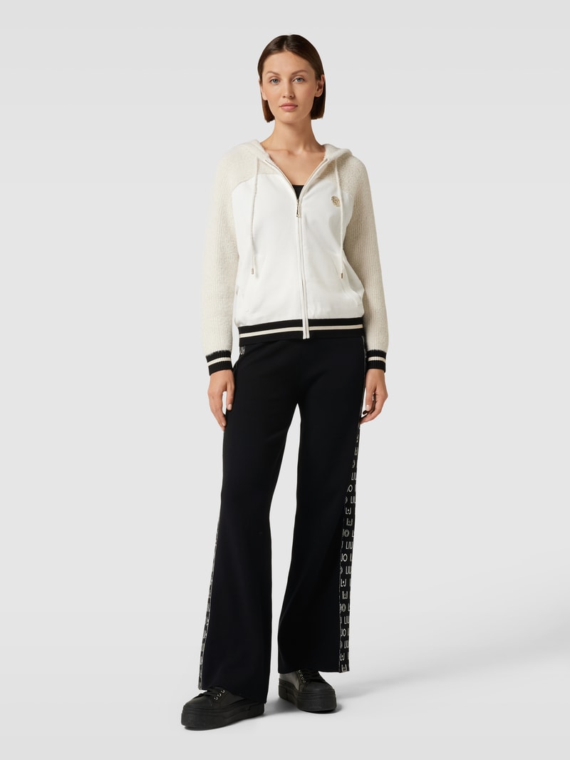 Bootcut Stoffhose mit Label-Muster in schwarz