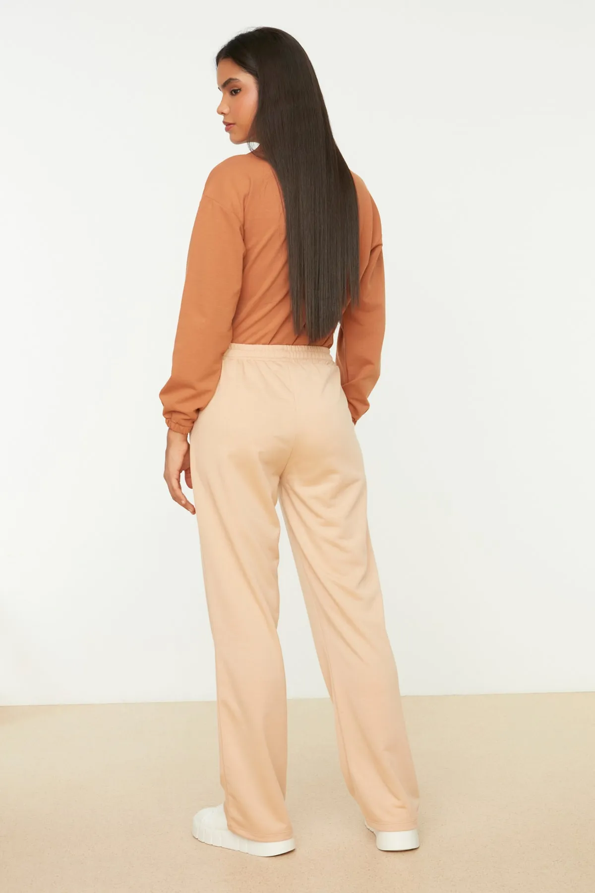 Trendyol Collection  Gerade, dünne Jogginghose aus Kamel-Strick mit Rippenmuster TWOSS22EA0031