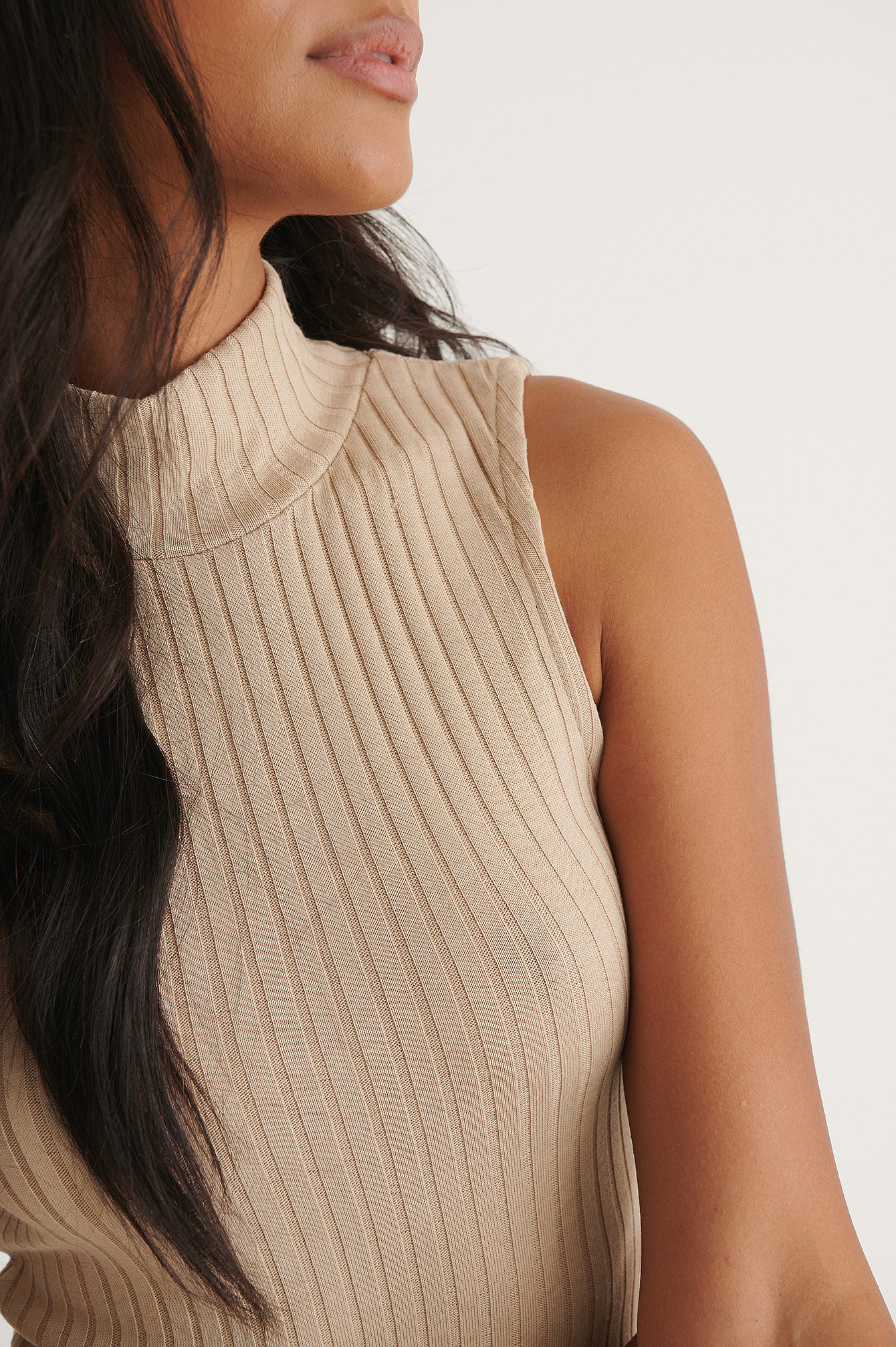 Recyceltes Kleid mit hohem Ausschnitt