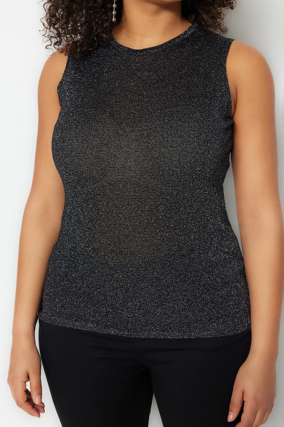 Trendyol Curve  Schwarze, figurbetonte, dünne, glänzende Strickbluse TBSSS23AF00019